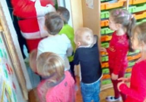Dzieci witają w drzwiach świętego Mikołaja